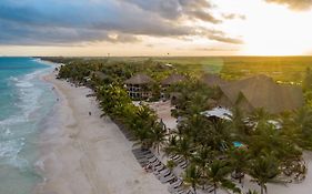 Hotel Cabanas Los Lirios Tulum Exterior photo