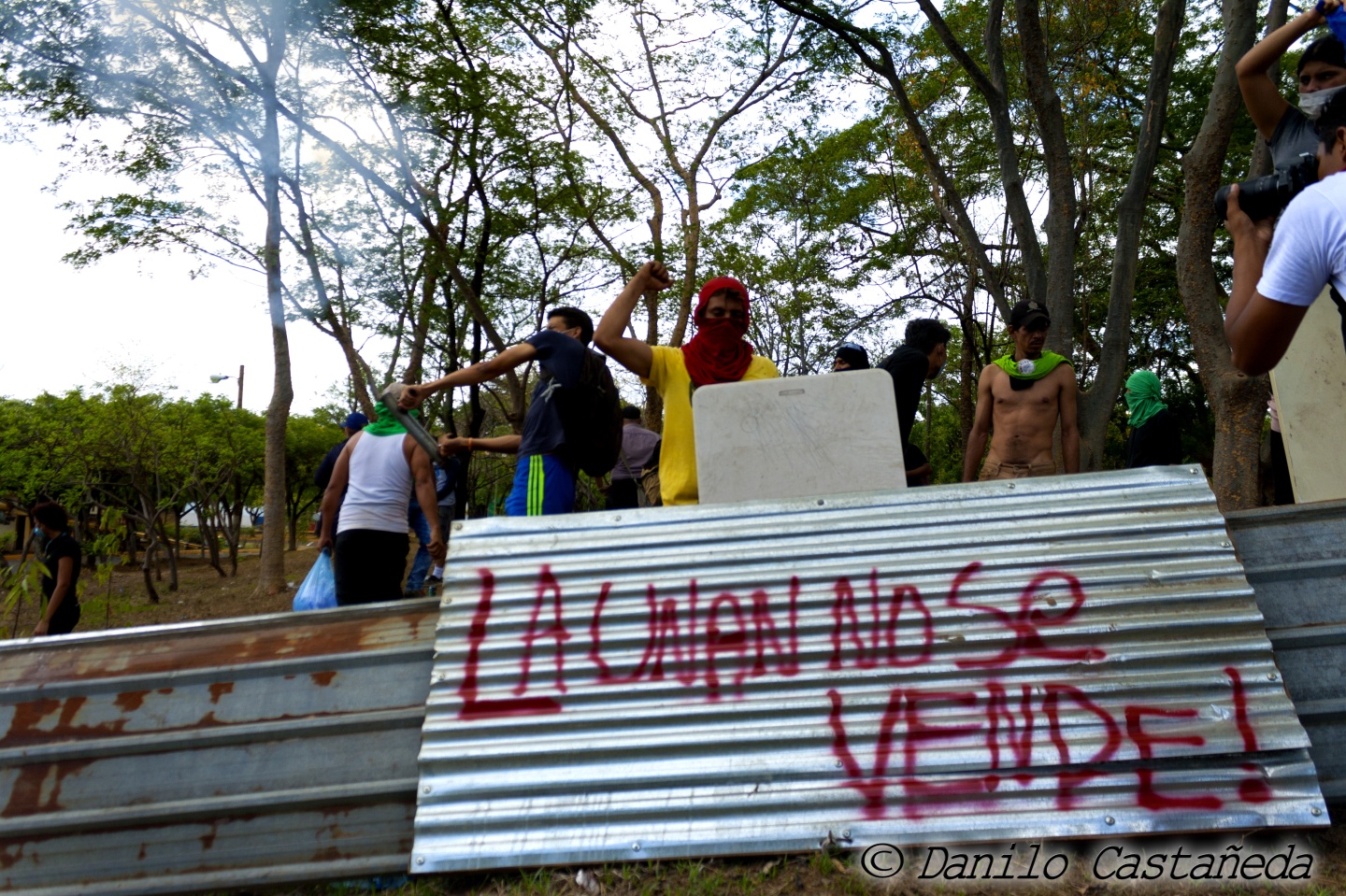 UNAN_barricada_graffiti_DaniloCastanedaFotografia_SolangeSaballos_ProtestasNicaragua2018_movimiento19deabril_estudiantesUNAN_despertoelgigante